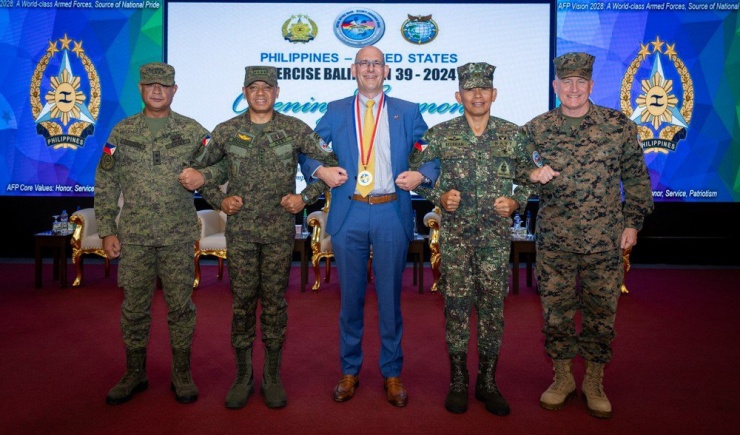 Đại diện quân đội Mỹ và Philippines tại lễ khai mạc cuộc tập trận thường niên Balikatan hôm 22-4 tại Manila (Philippines). Ảnh: X