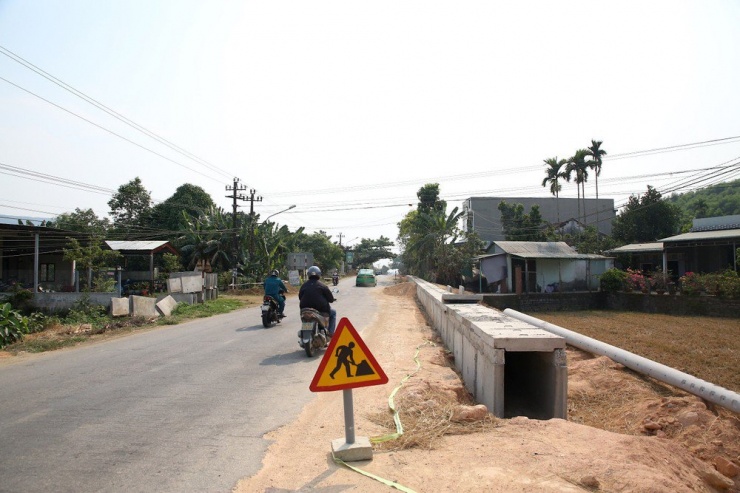 Ngoài ra, Tập đoàn Thuận An thi công kết cấu móng mặt đường. Ảnh: TN