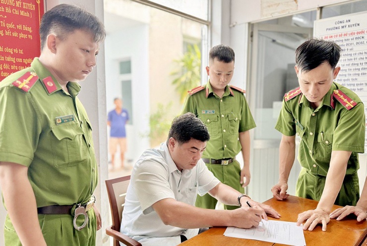 Cơ quan CSĐT Công an tỉnh An Giang đã tống đạt quyết định khởi tố bị can đối với ông Nguyễn Bảo Sinh, Phó chủ tịch UBND TP Long Xuyên. Ảnh: HD