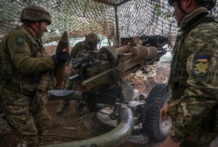 Binh sĩ Ukraine nã pháo vào các đơn vị của quân Nga tại chiến trường tỉnh Donetsk (miền Đông Ukraine) hôm 21-4. Ảnh: CNN