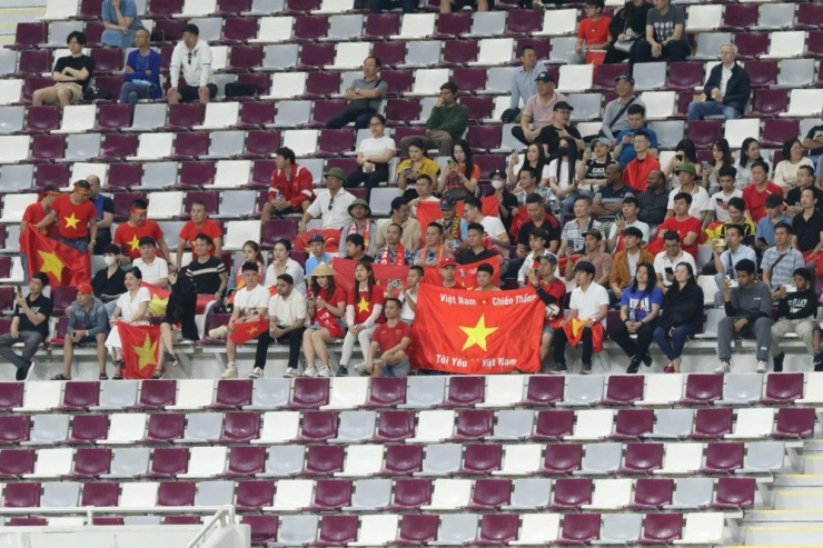 Từ Thường Châu 2018 đến Doha 2024, người yêu bóng đá Việt Nam luôn sát cánh với các tuyển thủ trẻ. Ảnh: AN.