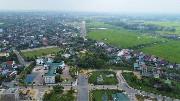 Dự án đường Lê Duẩn kéo dài có chiều dài hơn 1 km, nối từ phường Hà Huy Tập đến đường Nguyễn Hoành Từ thuộc phường Đại Nài, TP Hà Tĩnh được triển khai vào năm 2015 với tổng mức đầu tư 135 tỷ đồng. Dự án do UBND thành phố Hà Tĩnh làm chủ đầu tư.