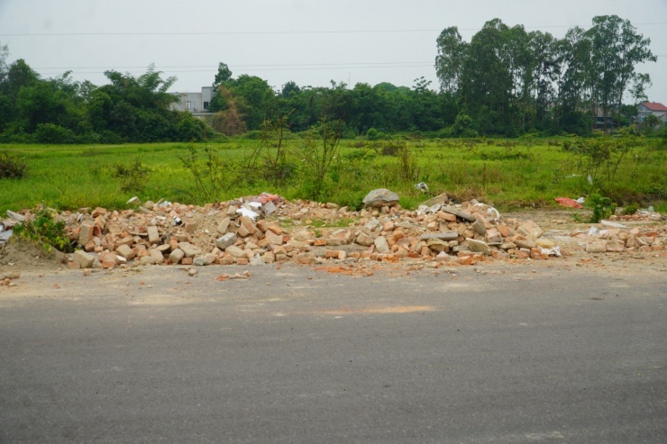 Do dự án chậm tiến độ, đường chưa thông tuyến nên nhiều vị trí lề đường trở nên nhếch nhác khi bị người dân biến thành nơi đổ rác thải.