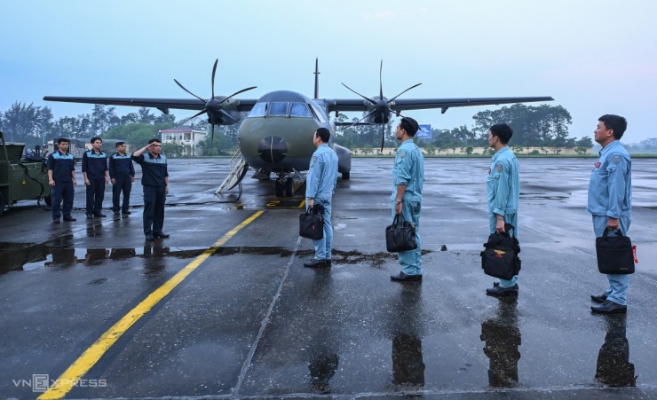 Vận tải cơ C-295 chuyển quân, thiết bị đến Điện Biên - 4