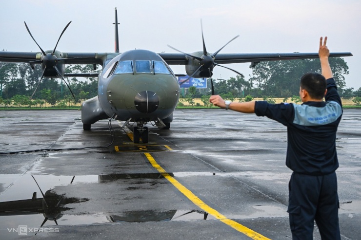 Vận tải cơ C-295 chuyển quân, thiết bị đến Điện Biên - 6