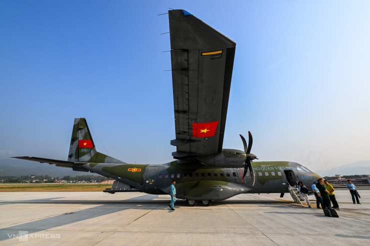 Vận tải cơ C-295 chuyển quân, thiết bị đến Điện Biên - 8