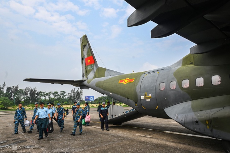 Vận tải cơ C-295 chuyển quân, thiết bị đến Điện Biên - 10