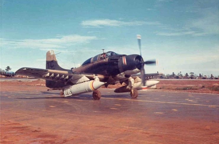 Máy bay cường kích A-1E của Không quân Mỹ trang bị bom nhiệt áp BLU-72 trực chiến tại căn cứ Nakhon Phanom, Thái Lan năm 1968.