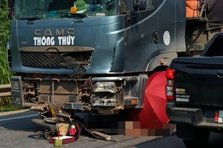 Vụ tai nạn làm nạn nhân ở huyện Hương Khê (Hà Tĩnh) tử vong dưới gầm xe đầu kéo.