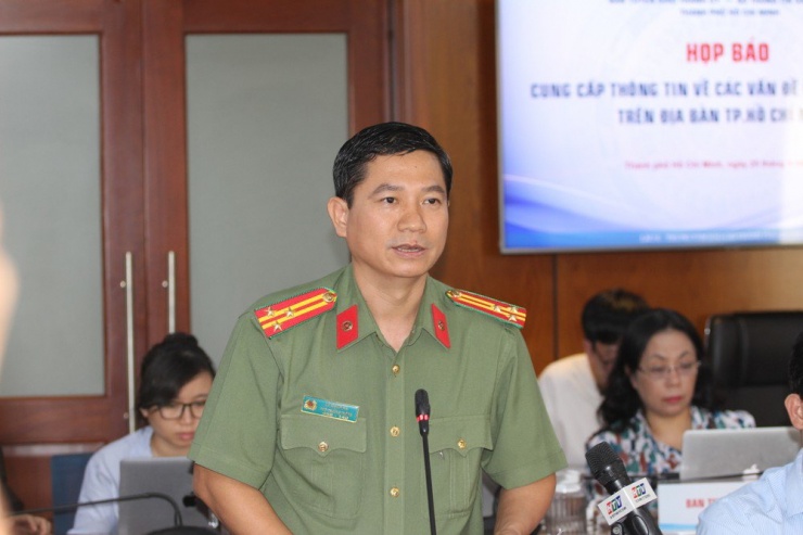 Thượng tá Lê Mạnh Hà, Phó Trưởng phòng Tham mưu, Công an TP.HCM thông tin tại họp báo. Ảnh: THÀNH NHÂN