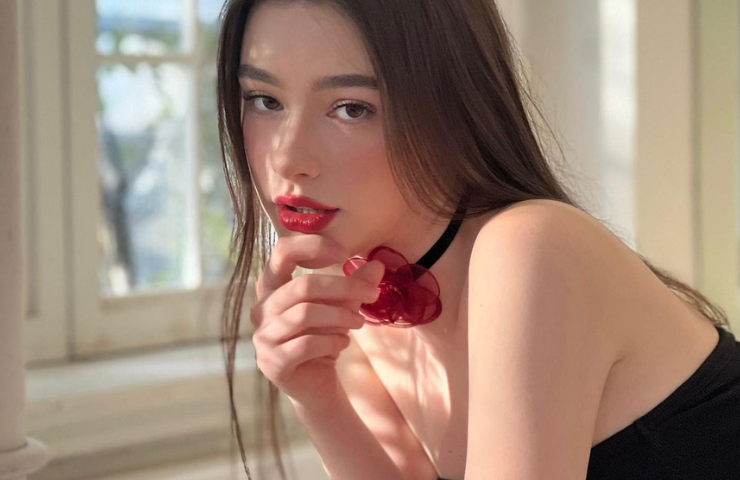 Hiện, cô đắt show&nbsp;làm người mẫu, beauty blogger chuyên chia sẻ&nbsp;cách trang điểm, làm đẹp.
