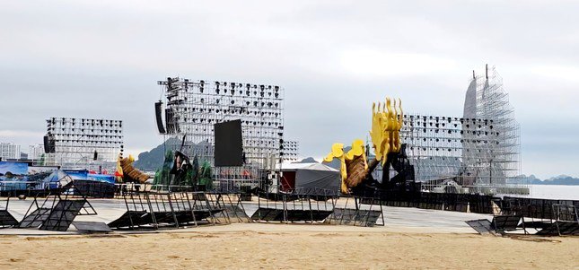 Ban tổ chức phải di dời hàng trăm cây dừa bên bãi biển để làm sân khấu này.