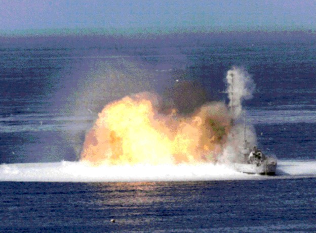 Vụ thử bom nhiệt áp của Hải quân Mỹ ngoài khơi California vào tháng 11/1972. Con tàu mục tiêu trong ảnh là chiếc USS McNulty vốn đã ngừng sử dụng. Ảnh: Wiki.