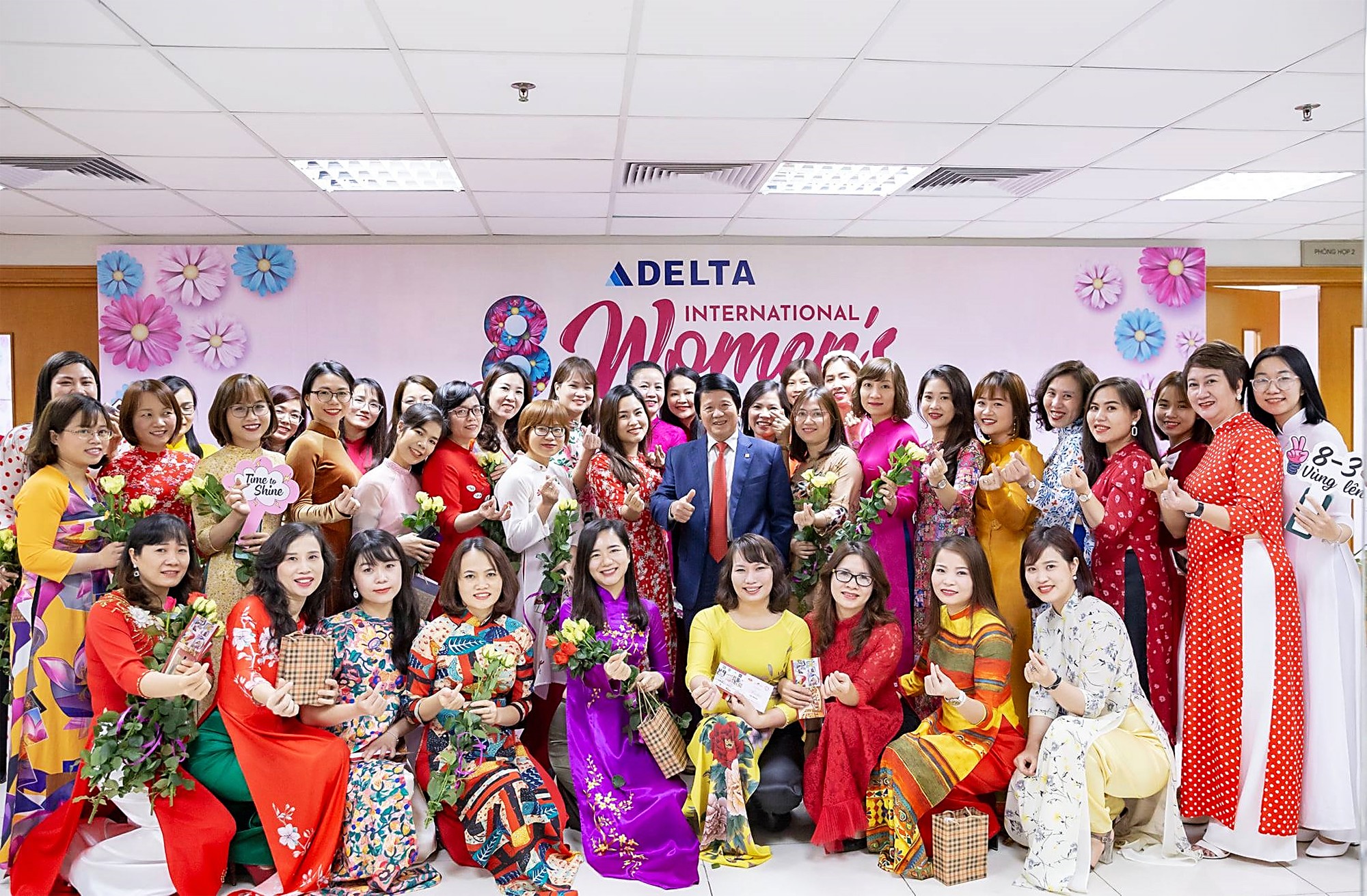 Chủ tịch DELTA Group Trần Nhật Thành chụp ảnh lưu niệm cùng cán bộ, nhân viên nữ của Tập đoàn trong ngày 8/3.