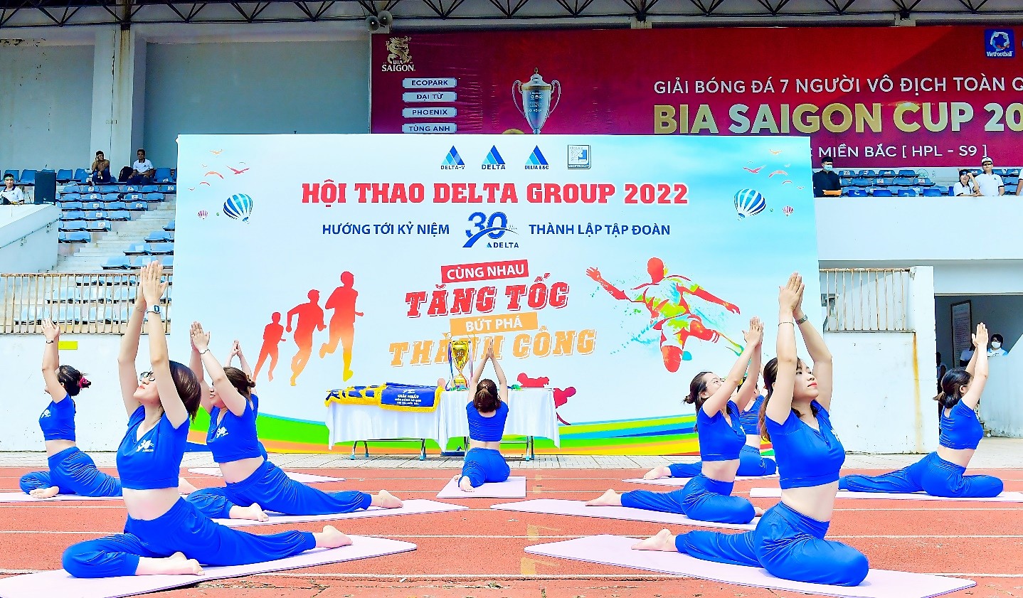 Lớp Yoga của DELTA Group thể hiện tiết mục đồng diễn trong Hội thao 2022.