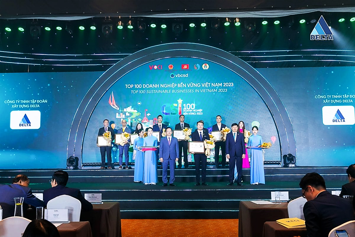 Đại diện DELTA Group lên nhận danh hiệu Top 100 doanh nghiệp Việt Nam bền vững của VCCI năm 2023.