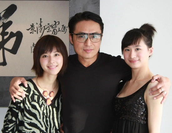 Hình ảnh hiếm hoi Mã Cảnh Đào bên vợ hai kém 21 tuổi (trái) và con gái riêng với vợ đầu (phải).