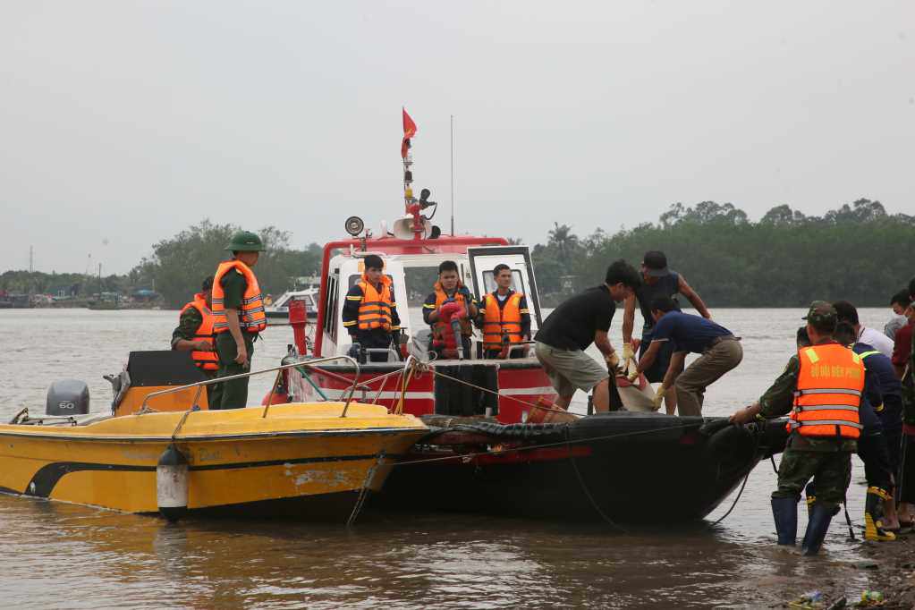 Lực lượng chức năng đưa thi thể nạn nhân lên bờ