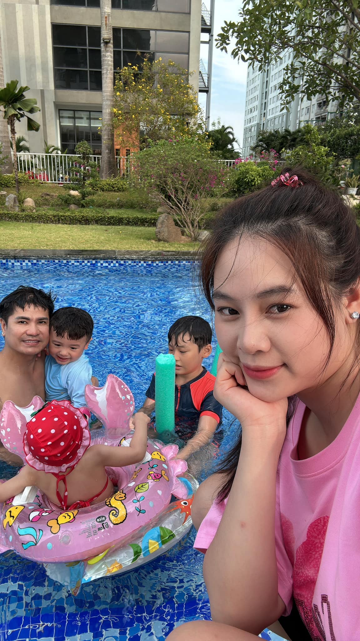Gia đình Lương Gia Huy nghỉ dưỡng vui chơi trong hồ bơi