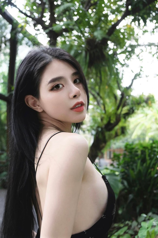 Cô được mệnh danh là &#34;nữ thần phòng gym&#34;, &#34;hot girl phòng gym&#34; nhờ vóc dáng sexy, quyến rũ.&nbsp;
