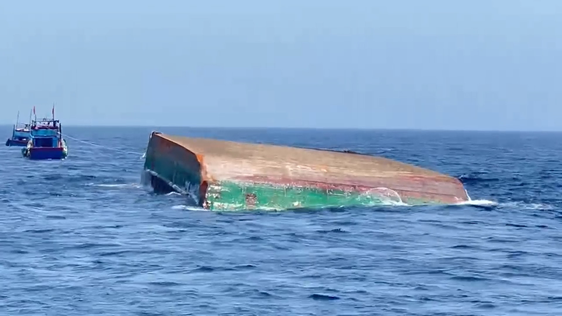  Chiếc sà lan bị nạn chìm trên biển