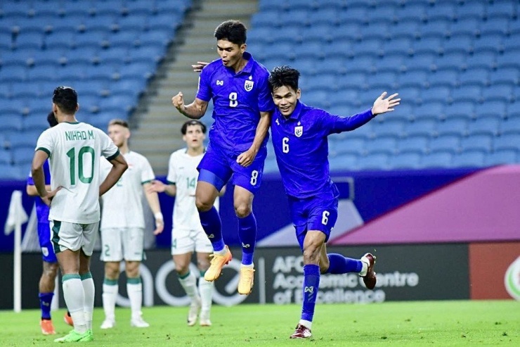 Thái Lan khoét vào những góc khuất của Iraq bằng lối chơi zic-zac và thắng 2-0. Ảnh: AFC