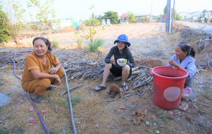 Chị Huỳnh Bội Ngọc được người dân đem cơm đến để ăn chống đói tại điểm phát nước miễn phí. Ảnh: HD