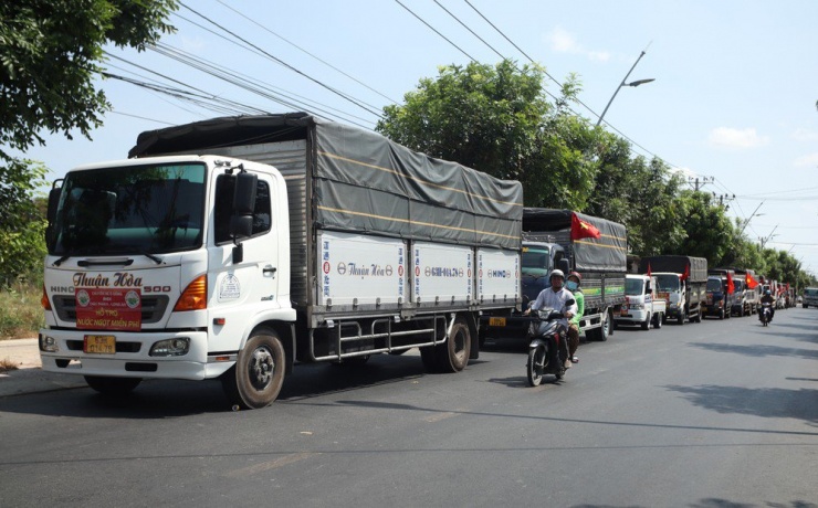 25 chiếc xe tải chở nước sạch về hỗ trợ người dân Gò Công (Tiền Giang). Ảnh: HD