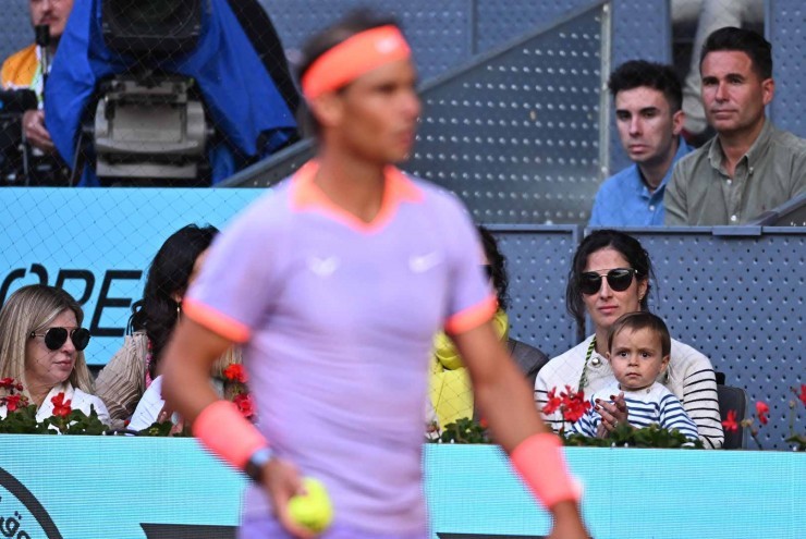 Nadal lần đầu được con trai 2 tuổi cổ vũ, thắng vẫn không vui
