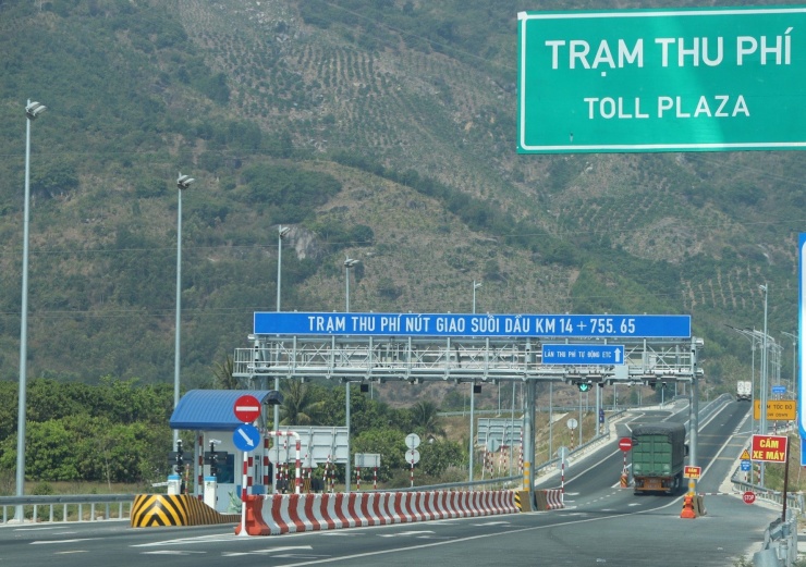 Trạm thu phí cao tốc Nha Trang - Cam Lâm tại nút giao suối Dầu.