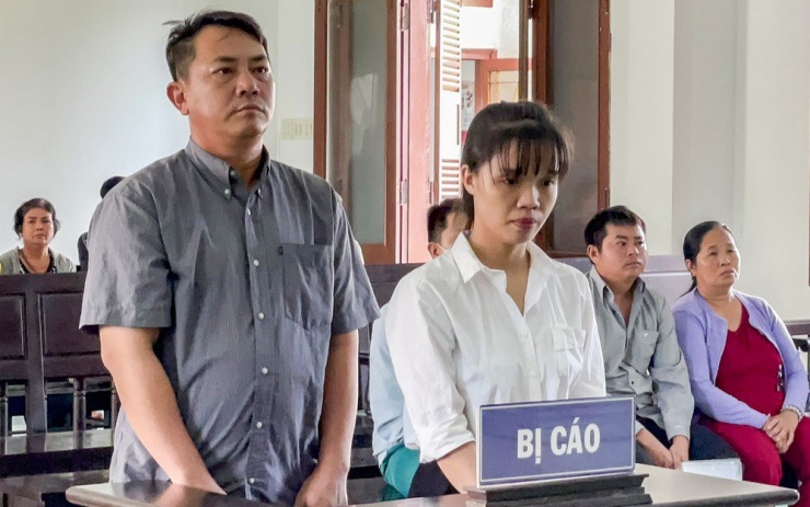 Bị cáo Trịnh Minh Tuấn và Duy Huỳnh Nhật Lệ tại tòa. Ảnh: THẾ MINH