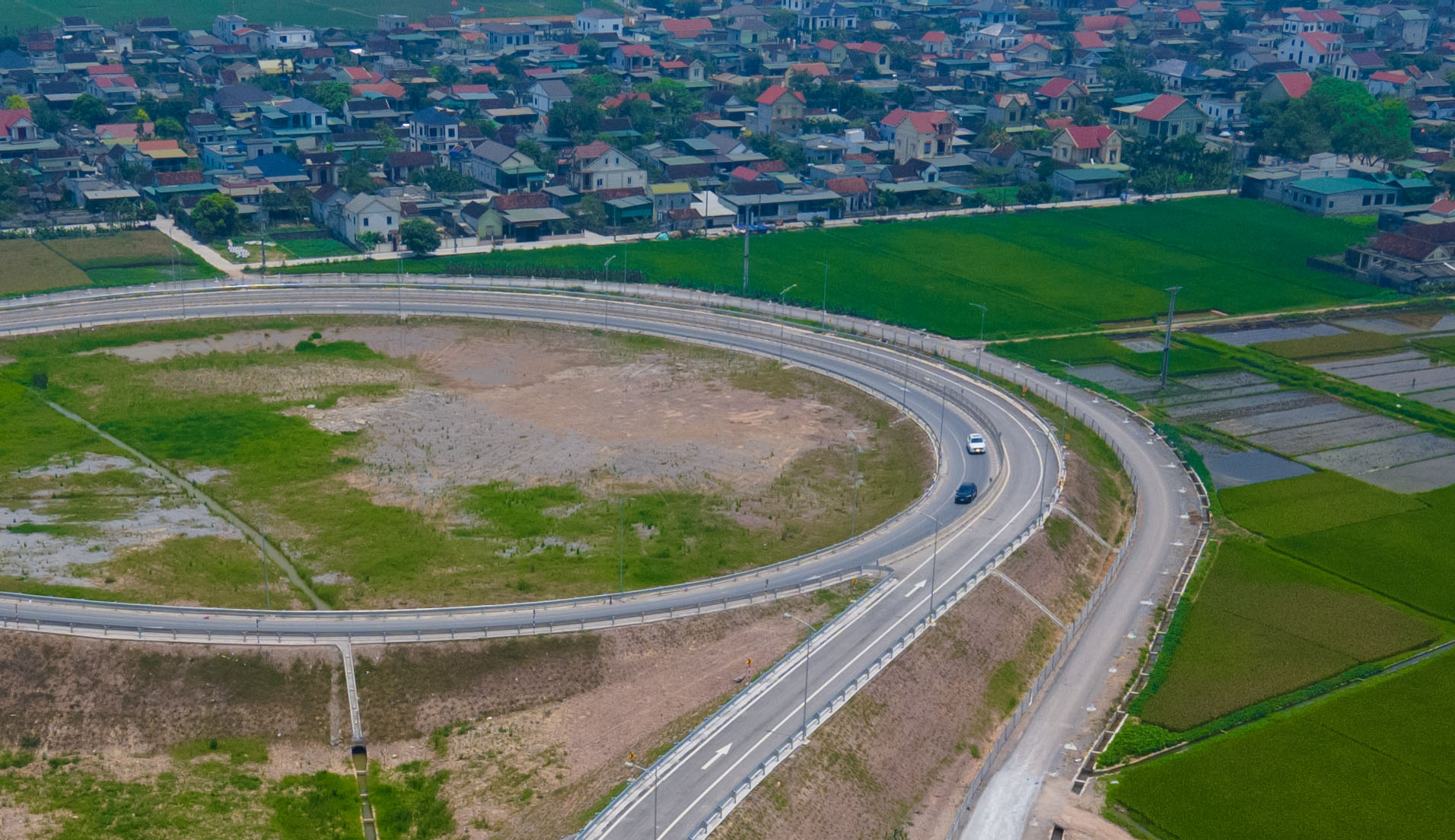 &nbsp;Nút giao tại điểm huyện Diễn Châu đã sẵn sàng cho việc kết nối thông xe.
