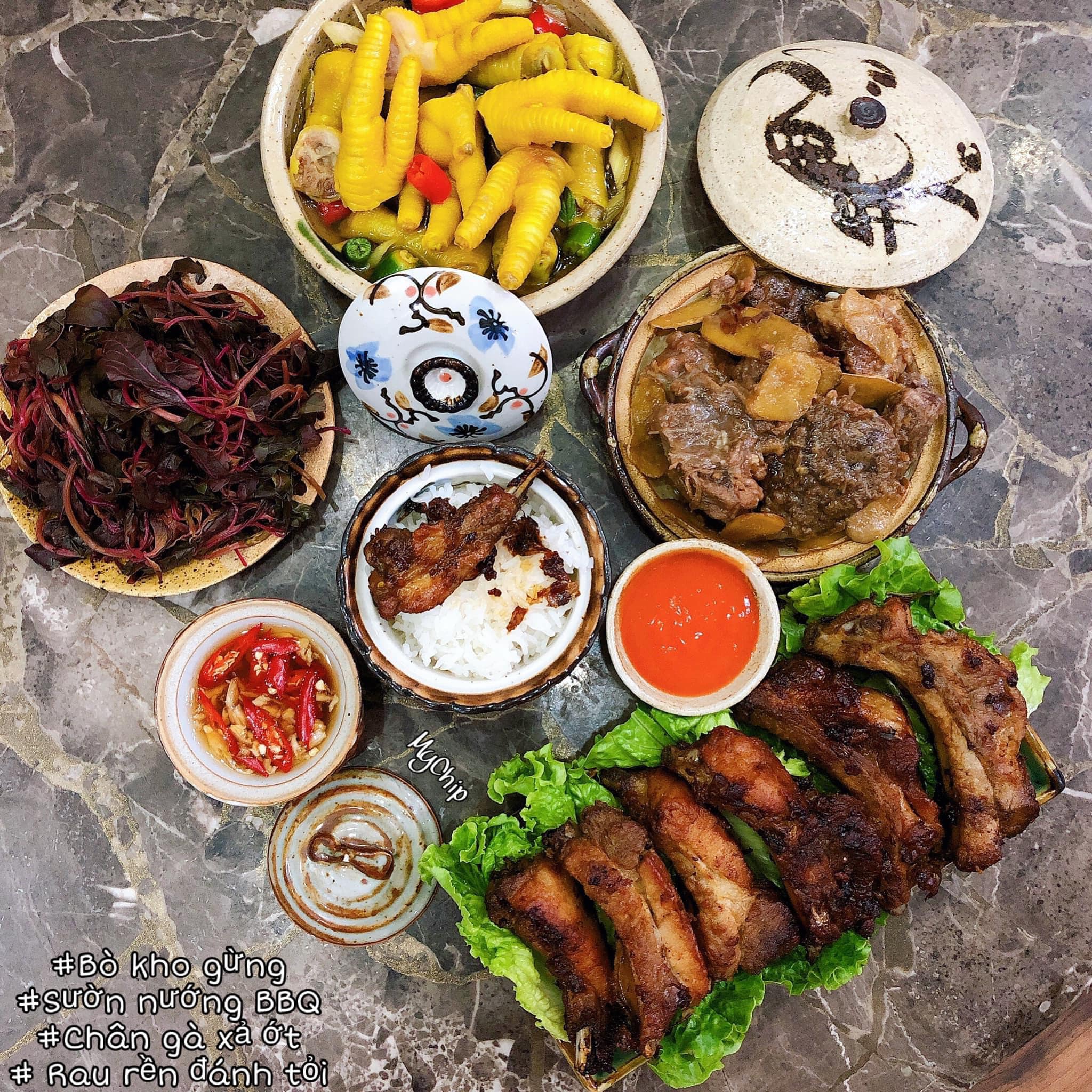 &nbsp;Sườn nướng BBQ +&nbsp;Bò kho gừng +&nbsp;Chân gà ngâm sả ớt +&nbsp;Rau dền luộc