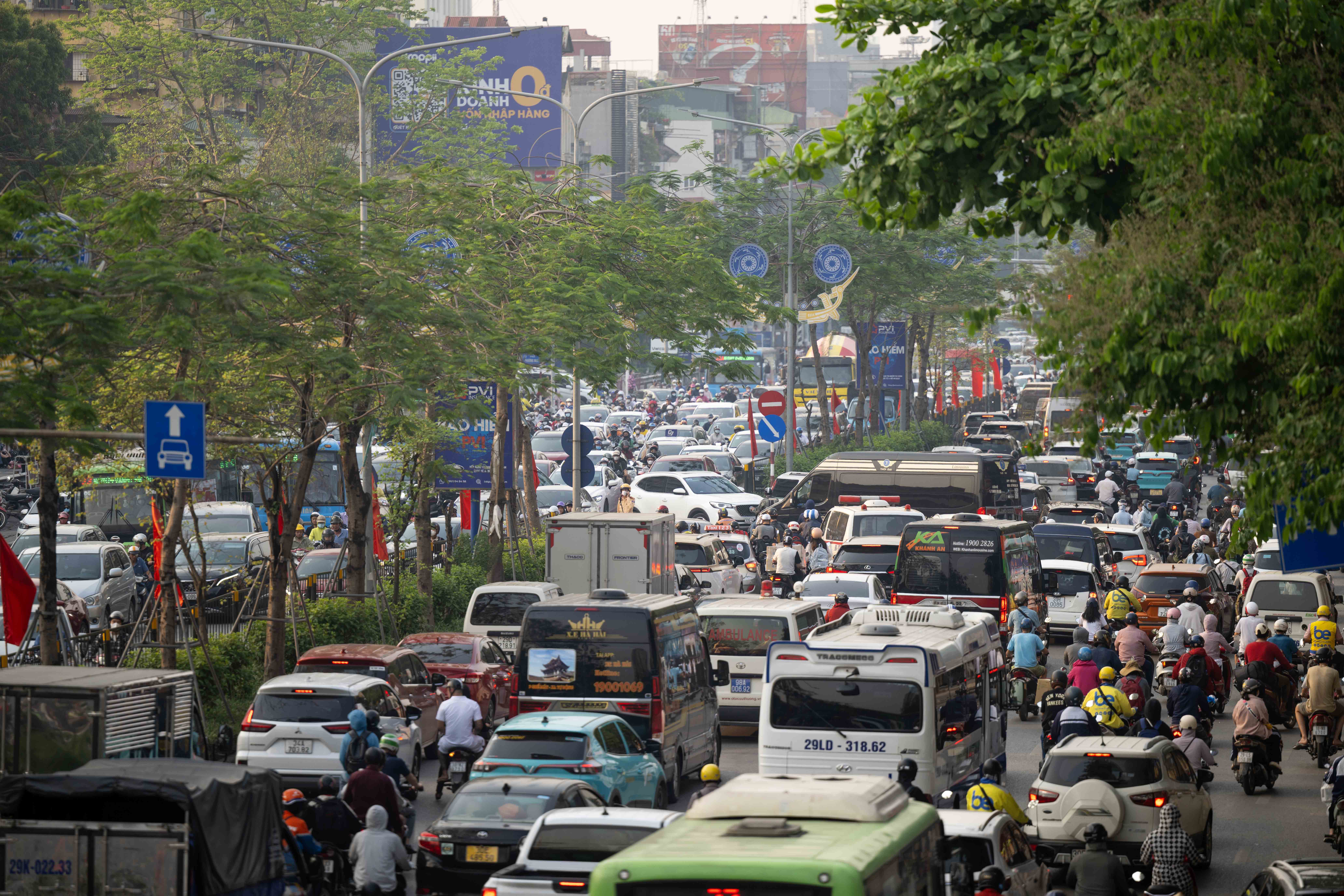 Người dân rời Hà Nội về quê nghỉ lễ, các tuyến đường đông nghịt người - 16