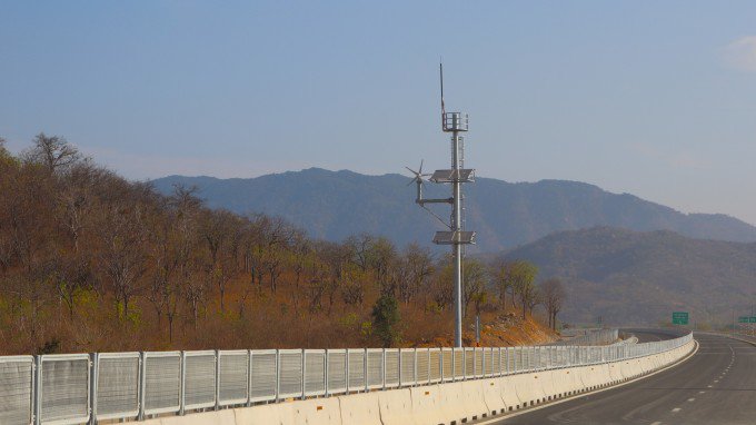 Hệ thống giám sát giao thông thông minh ITS trên cao tốc Cam Lâm - Vĩnh Hảo tại đoạn qua huyện Tuy Phong, Bình Thuận. Ảnh: Việt Quốc