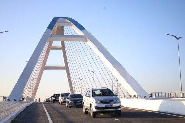 Cầu Trần Hoàng Na bắc qua sông Cần Thơ chính thức thông xe sáng 26/4.