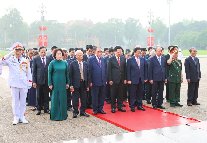 Đoàn lãnh đạo Đảng, Nhà nước vào Lăng viếng Chủ tịch Hồ Chí Minh. Ảnh: VGP