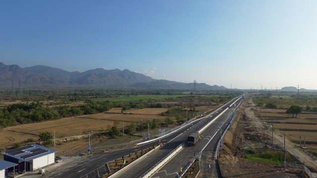 Những phương tiện đầu tiên lưu thông trên cao tốc Cam Lâm - Vĩnh Hảo