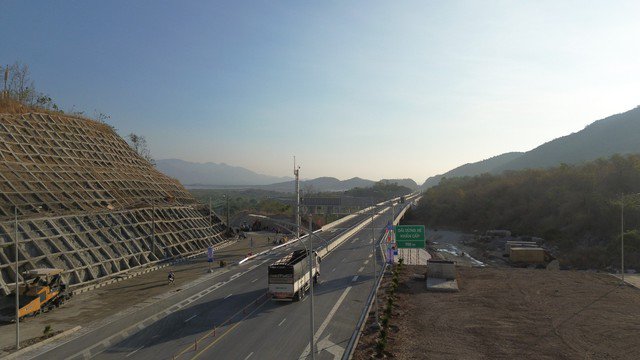 Ô tô tải di chuyển qua điểm cuối tuyến cao tốc Cam Lâm - Vĩnh Hảo
