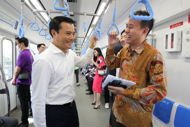 Phó Chủ tịch UBND TP HCM Bùi Xuân Cường giới thiệu về tuyến Metro số 1 cho ông Agustaviano Sofjan, Tổng Lãnh sự Indonesia