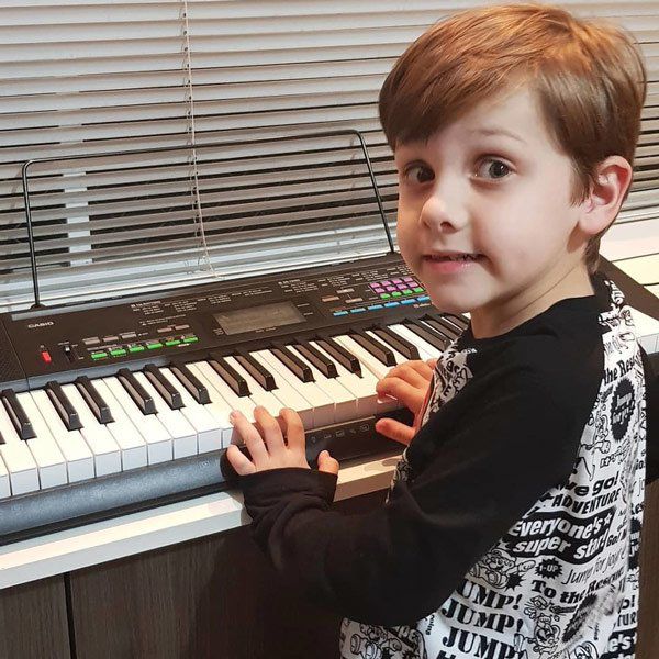 Cậu bé tự kỷ cũng thích chơi nhiều loại nhạc cụ như piano, organ, xylophone, trống.
