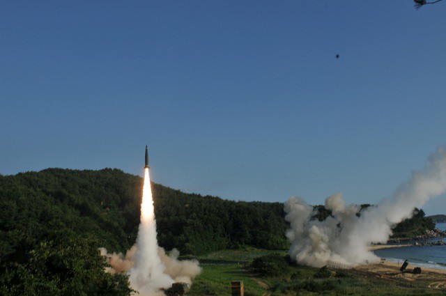 Hệ thống Tên lửa Chiến thuật Lục quân (ATACMS) tầm xa có thể tấn công mục tiêu ở khoảng cách tối đa 300 km. Ảnh: Reuters