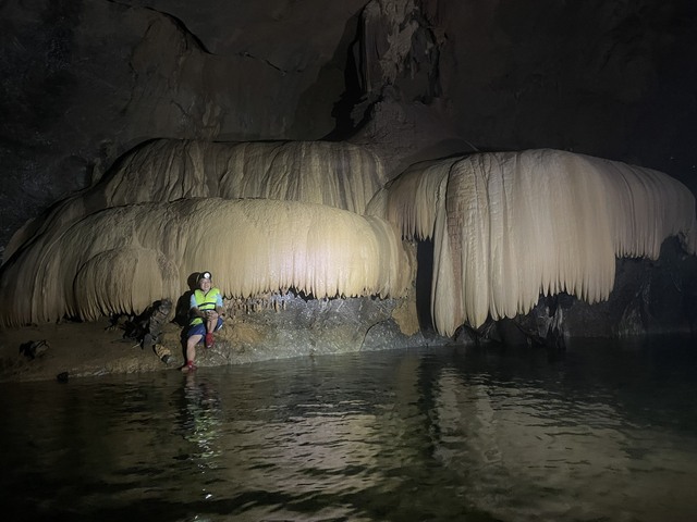 Hình ảnh những khối thạch nhũ tráng lệ bên trong hang động mới phát hiện ở Quảng Bình