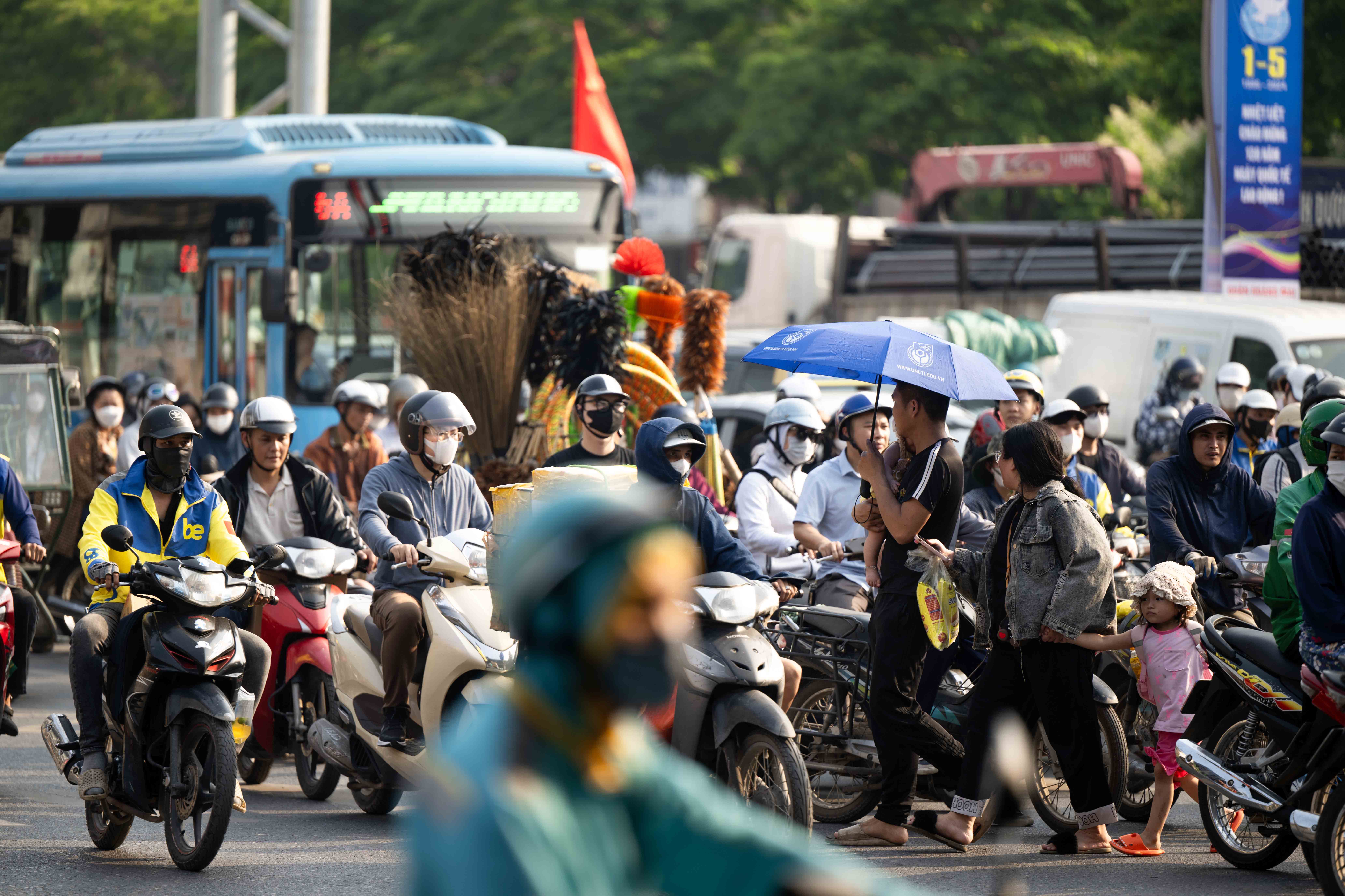 Người dân rời Hà Nội về quê nghỉ lễ, các tuyến đường đông nghịt người - 3