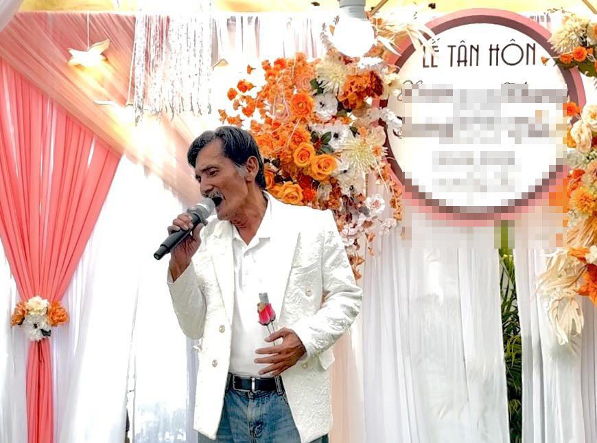Thương Tín diện vest, hát tại đám cưới ở TP.HCM, hôm 20/4.