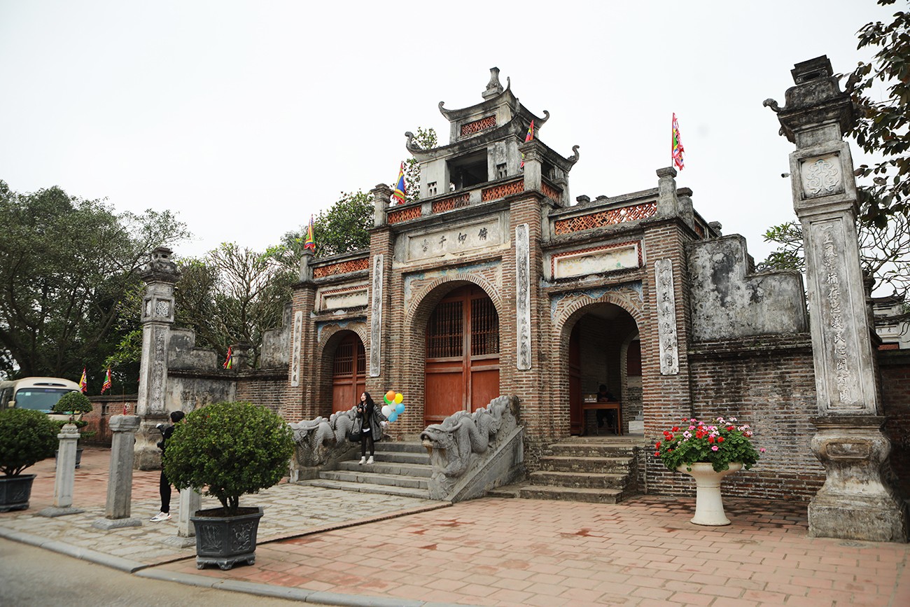 Cặp rồng đá thành bậc đền Thượng được đặt trước nghi môn ngoại đền Cổ Loa - đền thờ An Dương Vương vừa được công nhận là Bảo vật quốc gia. Cổ vật có từ thời Lê trung hưng (1732).