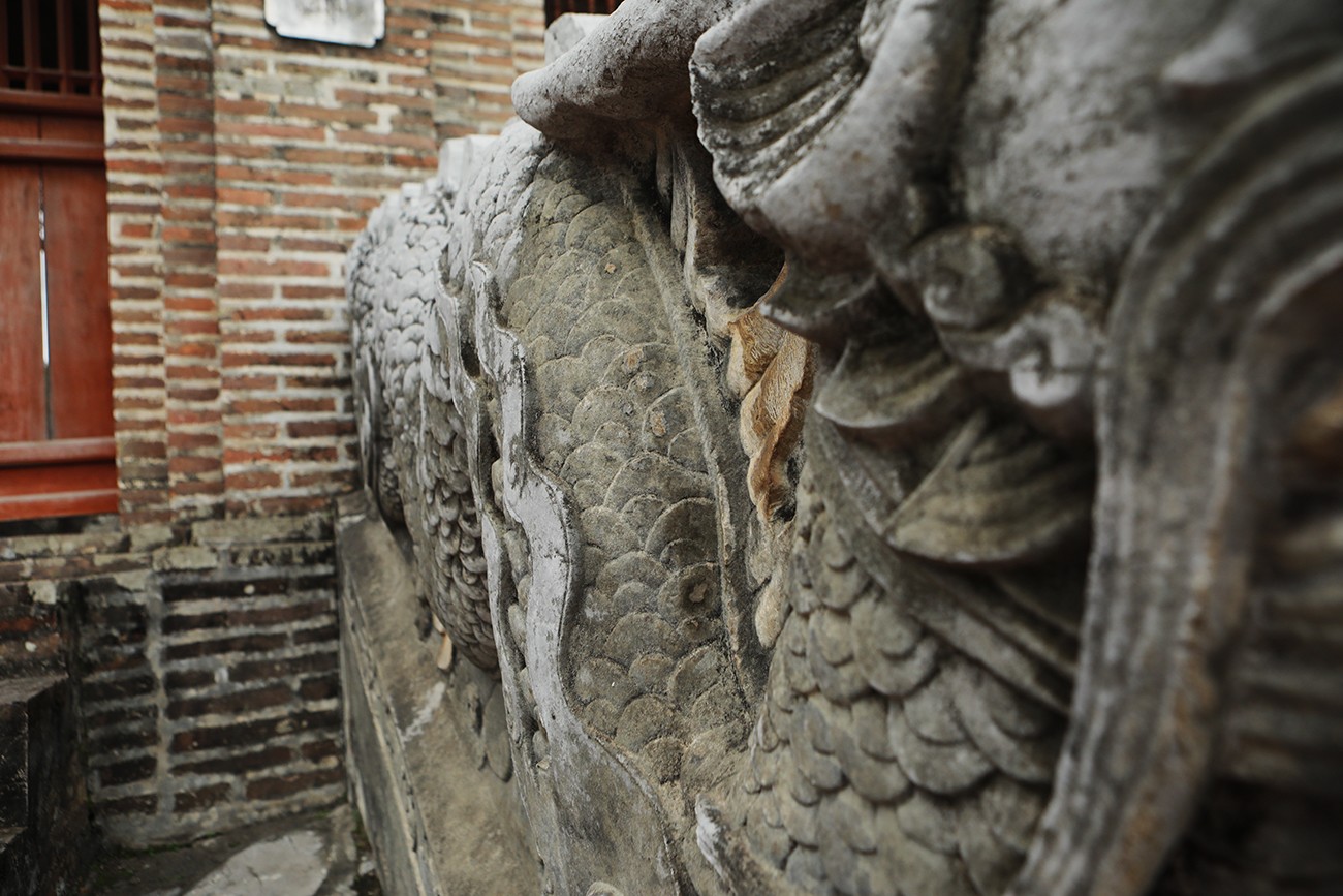 Hình thức độc đáo của cặp rồng đá thành bậc đền Thượng (Cổ Loa) thể hiện ở việc chạm khắc hoa văn rất đặc biệt, mang những nét điển hình của nghệ thuật điêu khắc thời Lê trung hưng đầu thế kỷ 18.