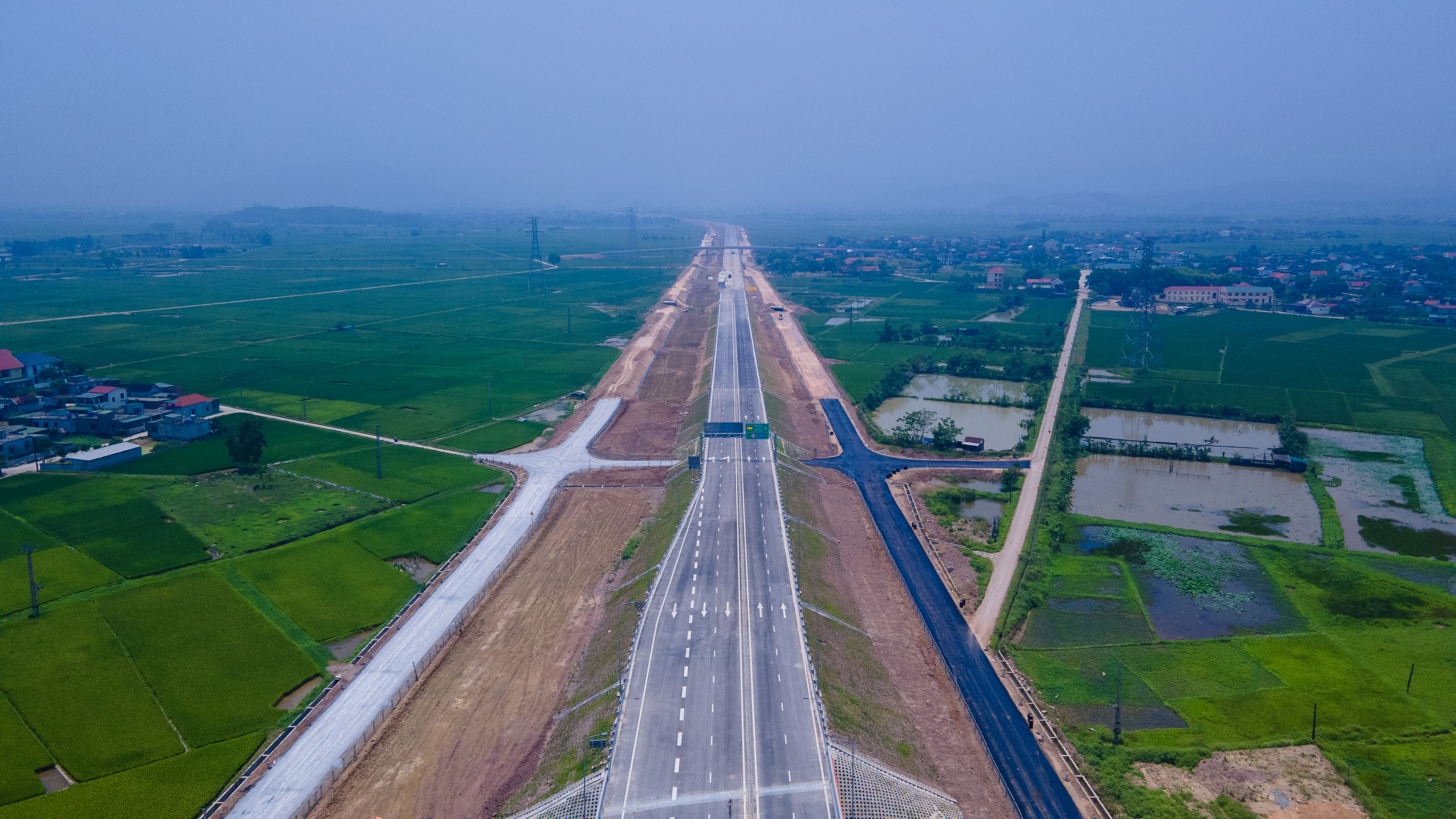 Dự án cao tốc Bắc - Nam đoạn Diễn Châu (Nghệ An) - Bãi Vọt (Hà Tĩnh) được khởi công từ năm 2021. Dự án có tổng chiều dài hơn 49km đi qua tỉnh Nghệ An (44,4km) và tỉnh Hà Tĩnh (4,9km).
