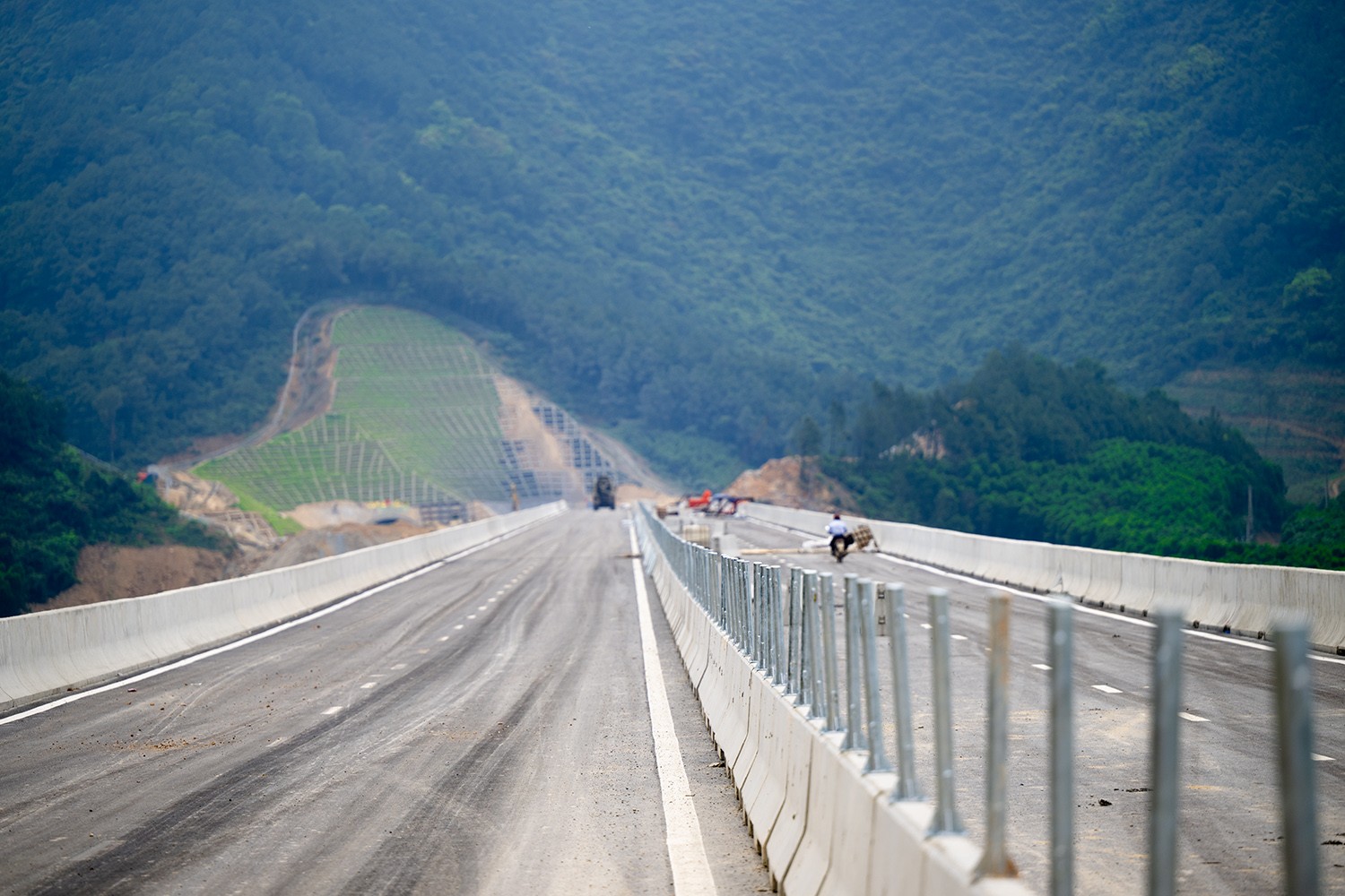Choáng ngợp với cầu cạn cao hàng chục mét chạy qua núi non, hồ đập ở Nghệ An - 12