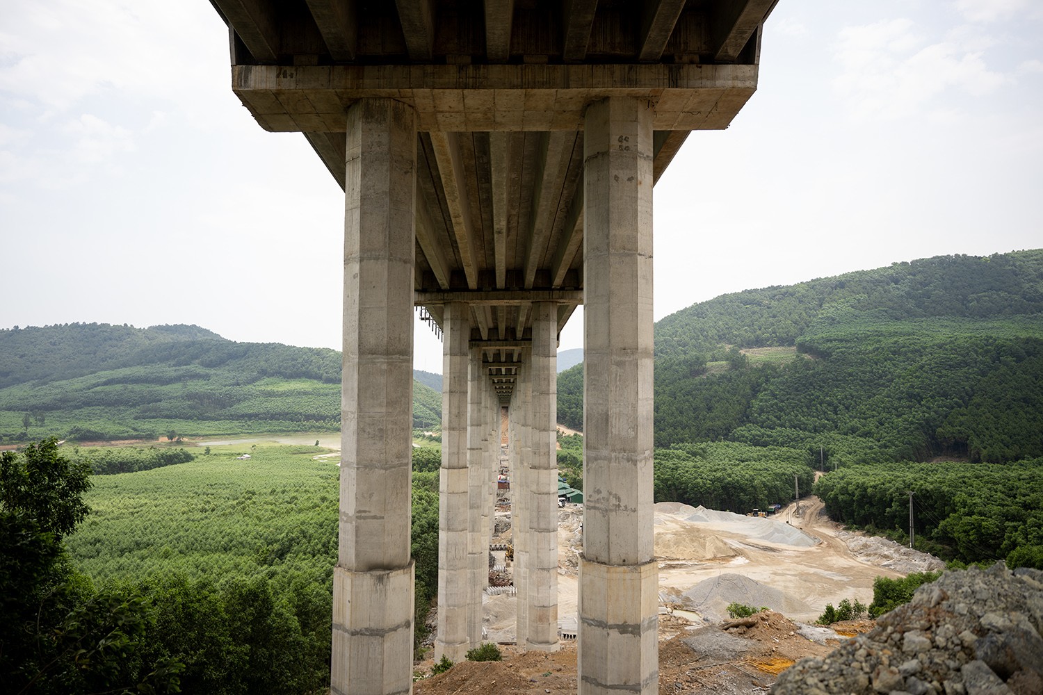 Những chiếc trụ cầu cao hàng chục mét được xây dựng kiên cố, tạo thành những điểm nhấn nổi bật trên cao tốc Diễn Châu - Bãi Vọt.